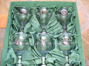 Díszes pohárkészlet.Fém cimkékkel.
